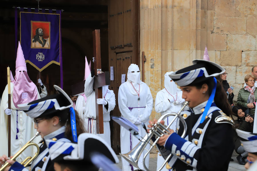 Pese a la amenaza de precipitaciones, la procesión del Cristo de la Agonía sí decidió salír, aunque acortó su recorrido