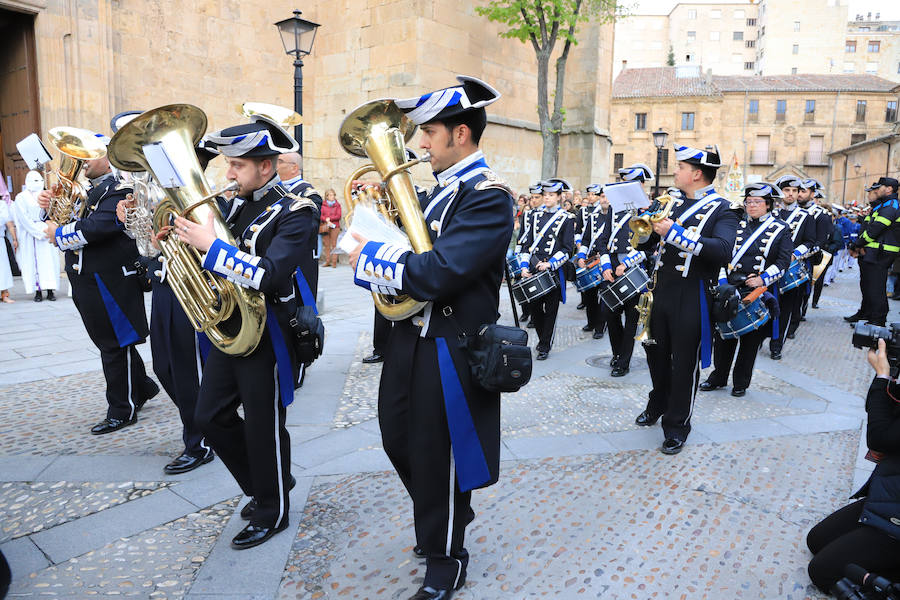 Pese a la amenaza de precipitaciones, la procesión del Cristo de la Agonía sí decidió salír, aunque acortó su recorrido