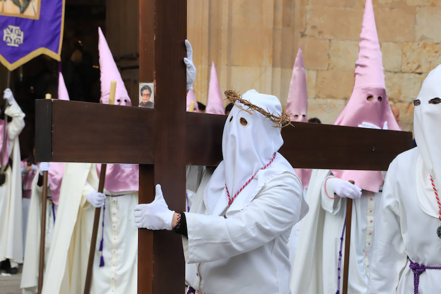 Pese a la amenaza de precipitaciones, la procesión del Cristo de la Agonía sí decidió salír, aunque acortó su recorrido