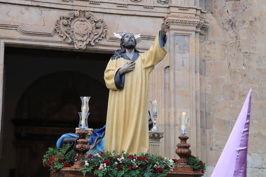 Pese a la amenaza de precipitaciones, la procesión del Cristo de la Agonía sí decidió salír, aunque acortó su recorrido