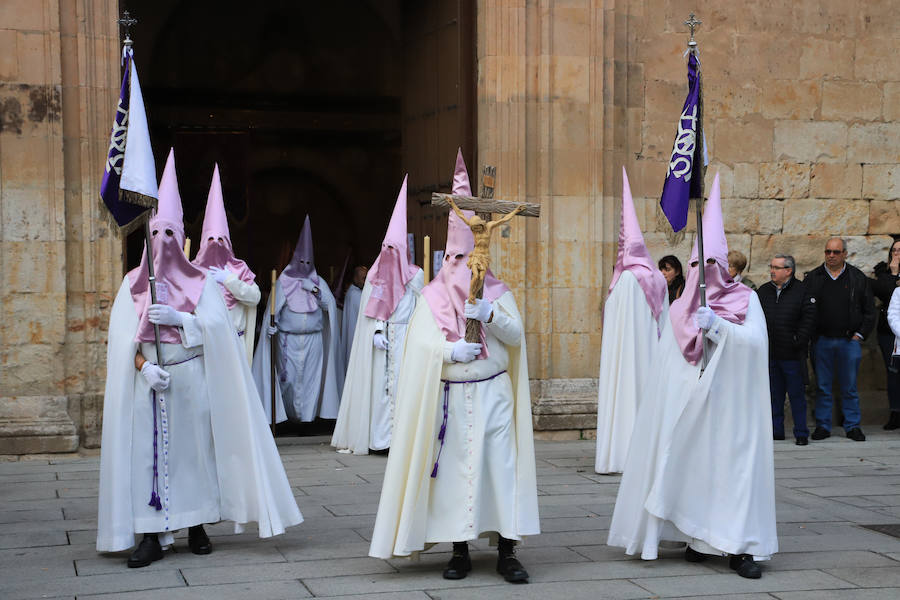Pese a la amenaza de precipitaciones, la procesión del Cristo de la Agonía sí decidió salír, aunque acortó su recorrido