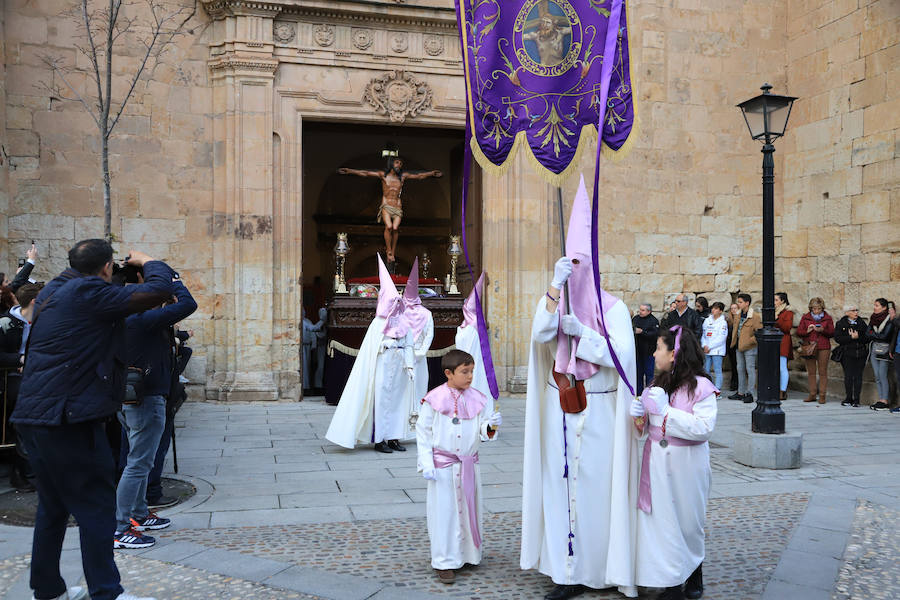 Pese a la amenaza de precipitaciones, la procesión del Cristo de la Agonía sí decidió salír, aunque acortó su recorrido
