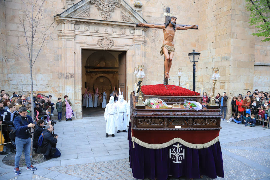 Pese a la amenaza de precipitaciones, la procesión del Cristo de la Agonía sí decidió salír, aunque acortó su recorrido