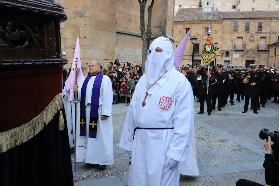 Pese a la amenaza de precipitaciones, la procesión del Cristo de la Agonía sí decidió salír, aunque acortó su recorrido