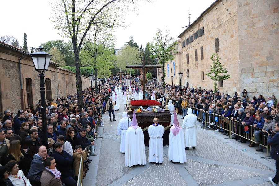 Pese a la amenaza de precipitaciones, la procesión del Cristo de la Agonía sí decidió salír, aunque acortó su recorrido