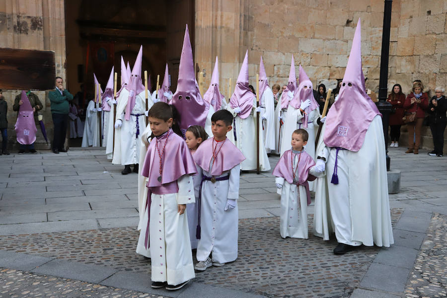Pese a la amenaza de precipitaciones, la procesión del Cristo de la Agonía sí decidió salír, aunque acortó su recorrido