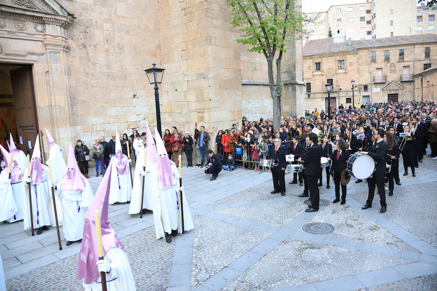 Pese a la amenaza de precipitaciones, la procesión del Cristo de la Agonía sí decidió salír, aunque acortó su recorrido