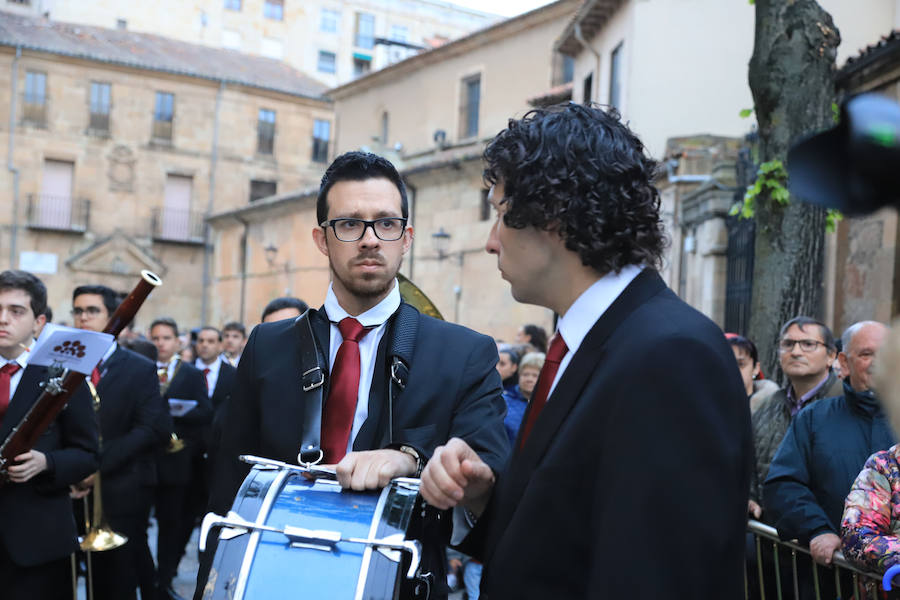 Pese a la amenaza de precipitaciones, la procesión del Cristo de la Agonía sí decidió salír, aunque acortó su recorrido
