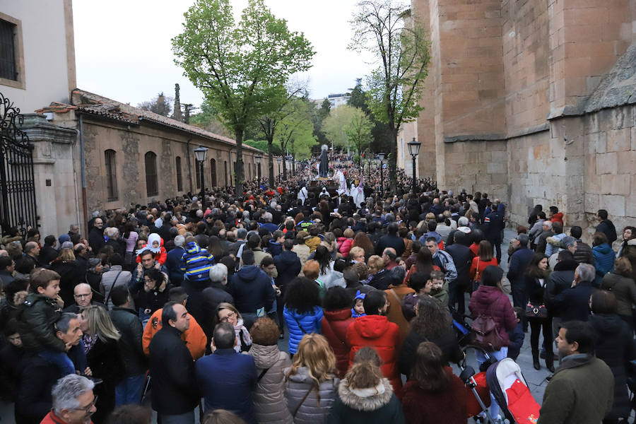Pese a la amenaza de precipitaciones, la procesión del Cristo de la Agonía sí decidió salír, aunque acortó su recorrido