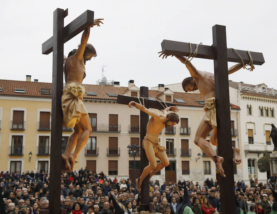 Fotos: El Santo Sepulcro se luce con una procesión del Santo Entierro completa