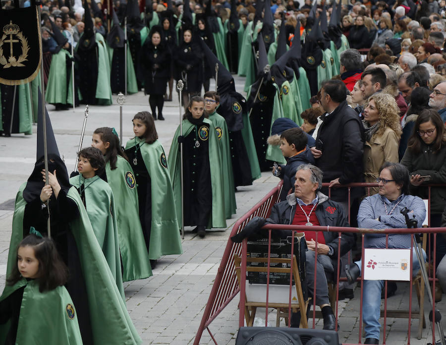 Fotos: El Santo Sepulcro se luce con una procesión del Santo Entierro completa