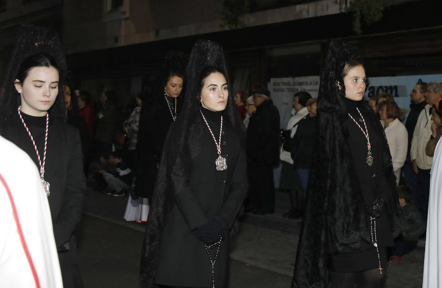 Fotos: El Santo Sepulcro se luce con una procesión del Santo Entierro completa