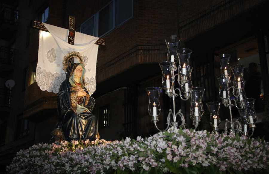 Fotos: El Santo Sepulcro se luce con una procesión del Santo Entierro completa