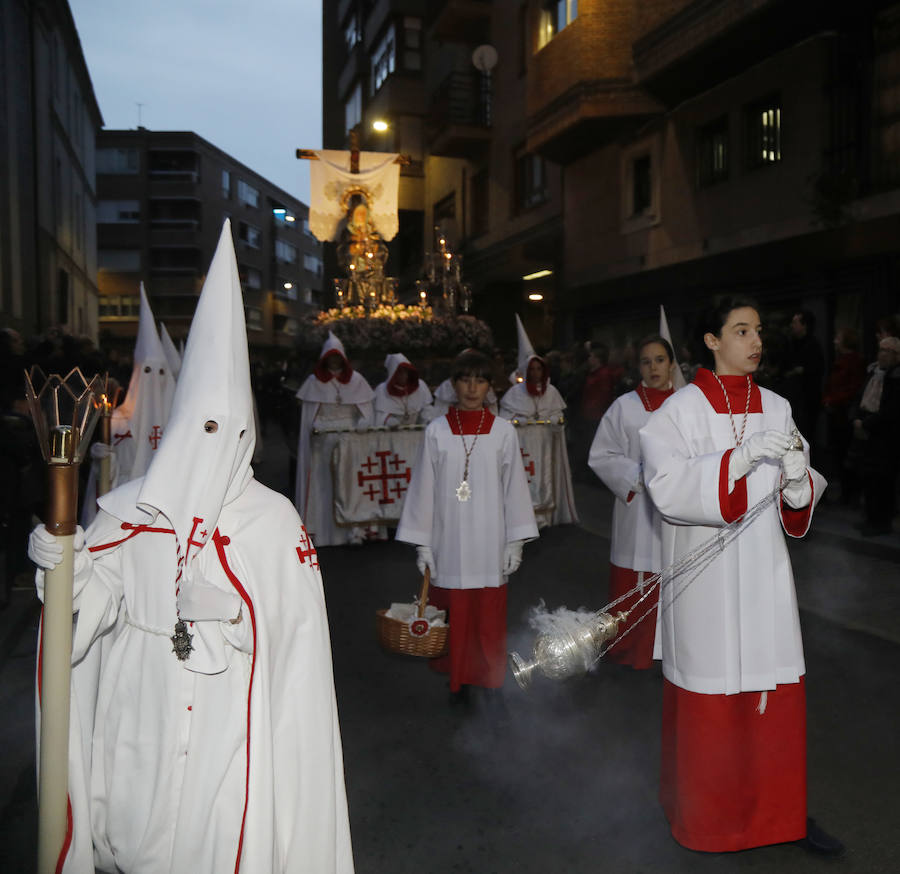 Fotos: El Santo Sepulcro se luce con una procesión del Santo Entierro completa