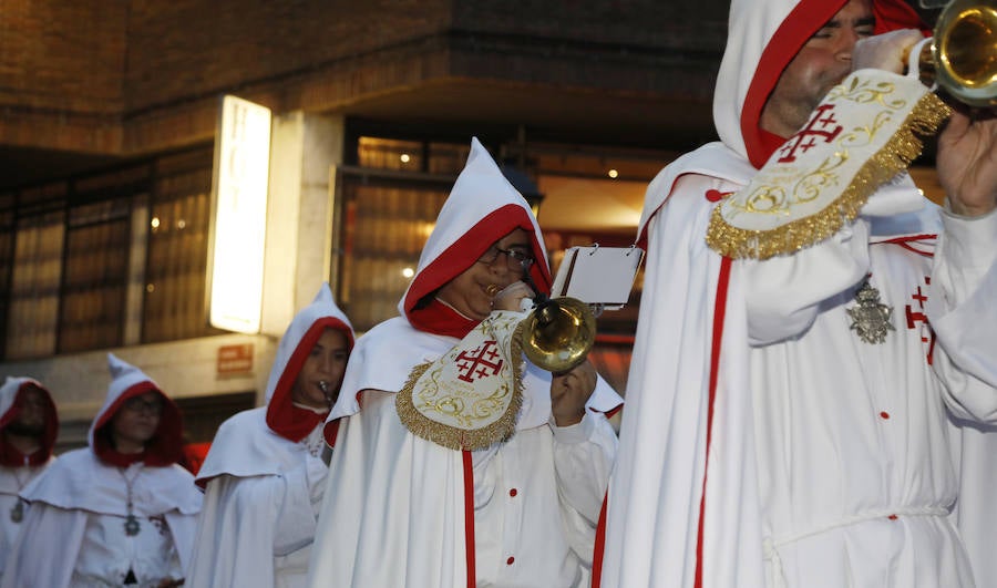 Fotos: El Santo Sepulcro se luce con una procesión del Santo Entierro completa