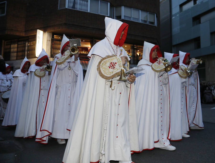 Fotos: El Santo Sepulcro se luce con una procesión del Santo Entierro completa