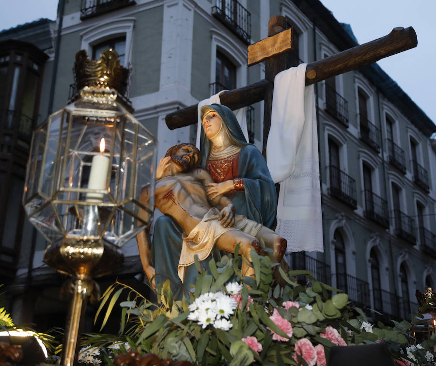 Fotos: El Santo Sepulcro se luce con una procesión del Santo Entierro completa