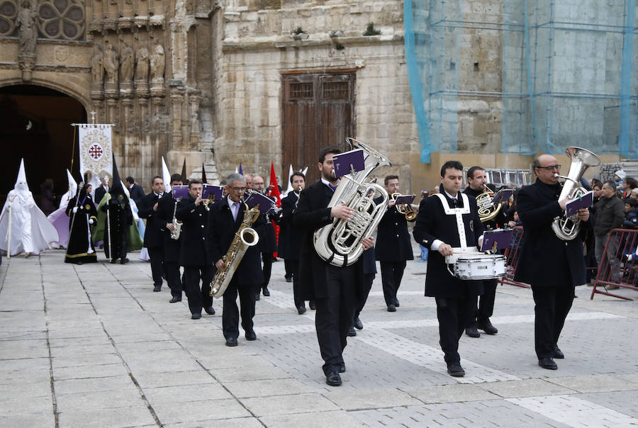 Fotos: El Santo Sepulcro se luce con una procesión del Santo Entierro completa