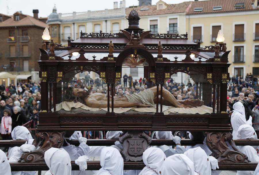 Fotos: El Santo Sepulcro se luce con una procesión del Santo Entierro completa