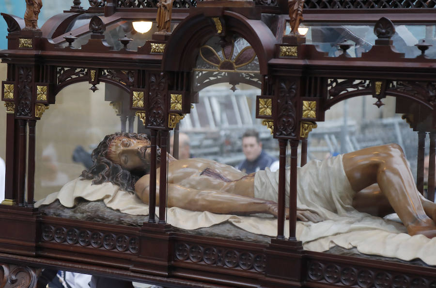 Fotos: El Santo Sepulcro se luce con una procesión del Santo Entierro completa