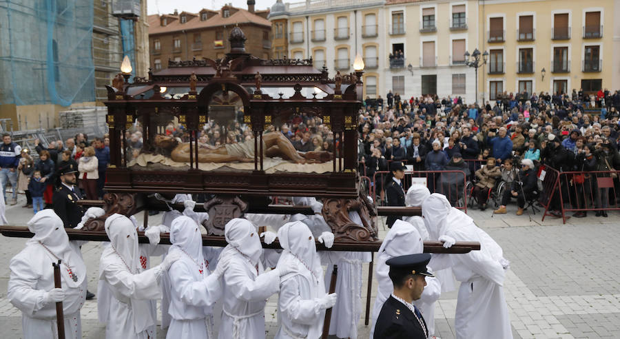 Fotos: El Santo Sepulcro se luce con una procesión del Santo Entierro completa