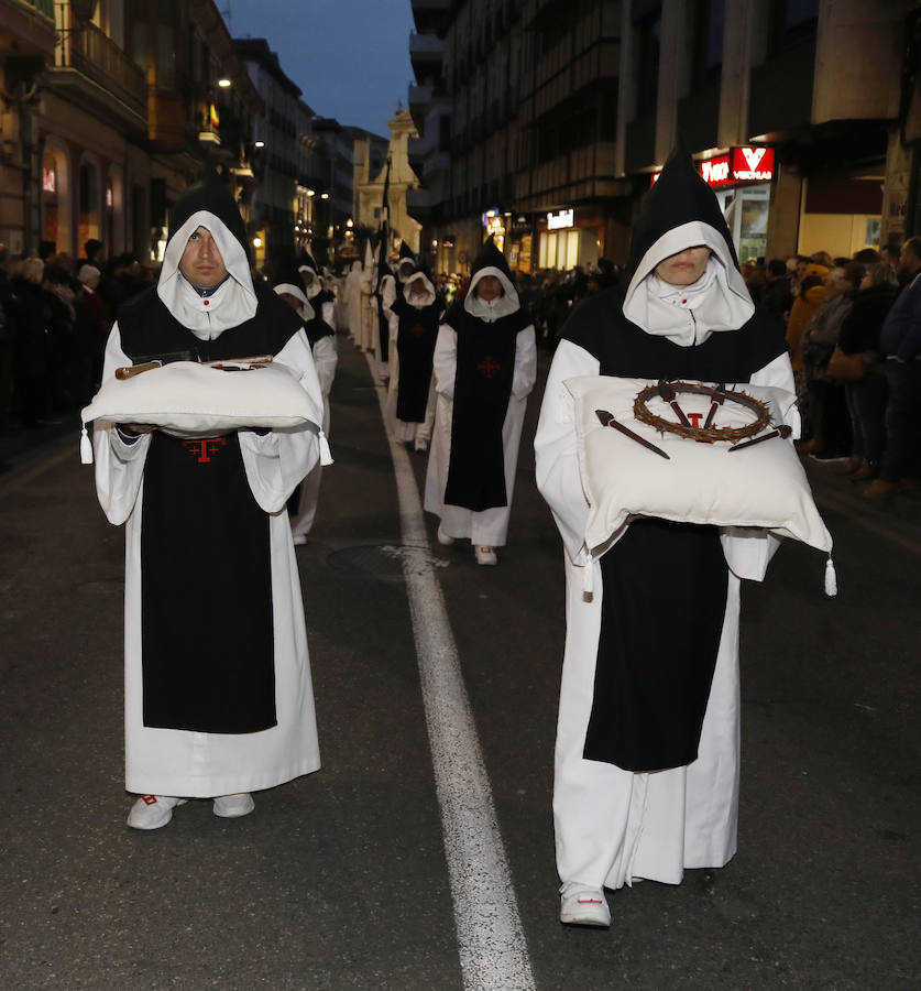 Fotos: El Santo Sepulcro se luce con una procesión del Santo Entierro completa