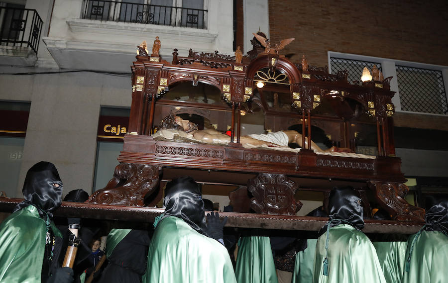 Fotos: El Santo Sepulcro se luce con una procesión del Santo Entierro completa