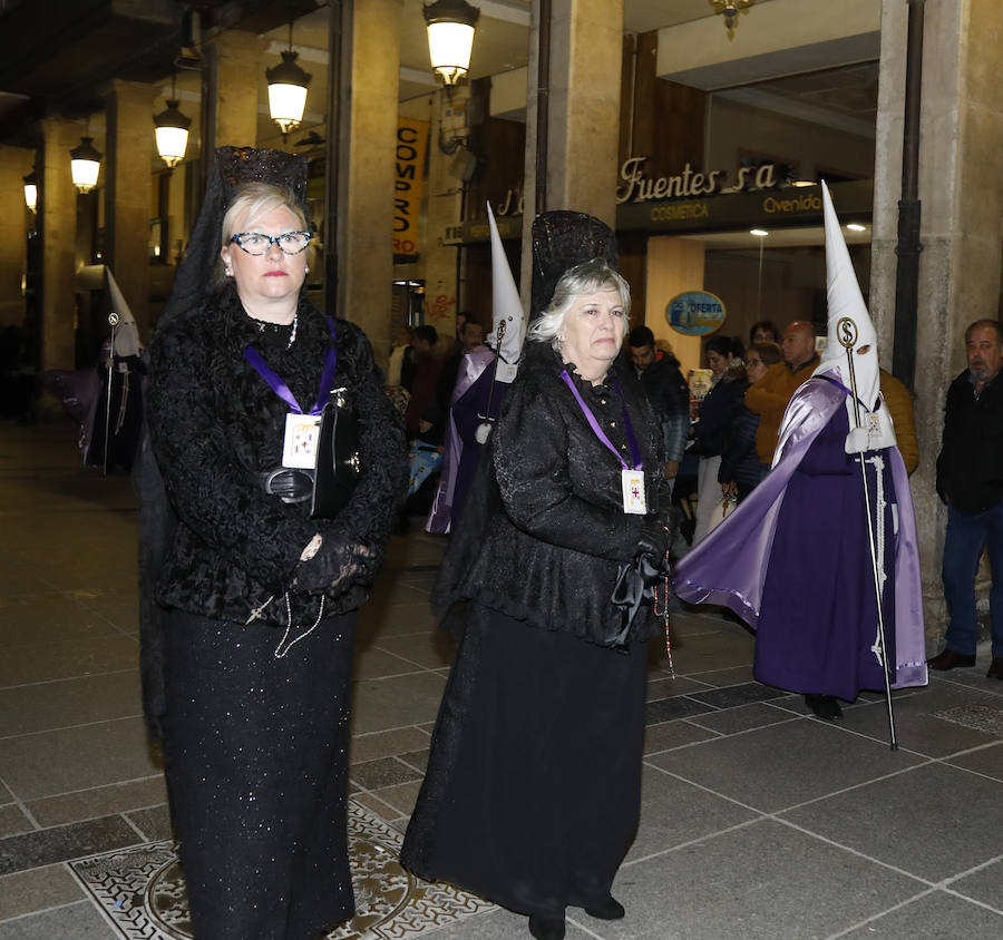 Fotos: El Santo Sepulcro se luce con una procesión del Santo Entierro completa