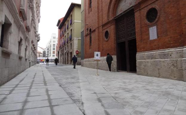 El adoquinado marca los límites originales de la iglesia de Jesús.