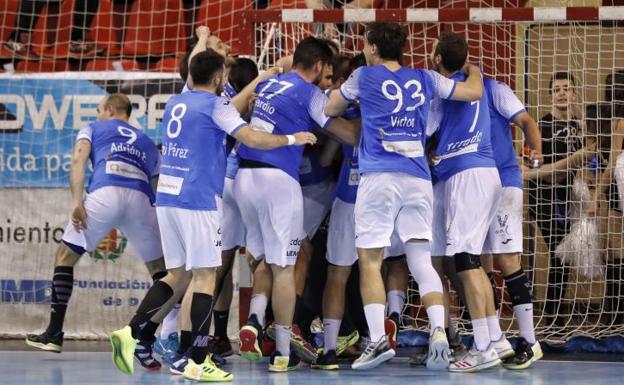 La plantilla del Recoletas celebra el triunfo ante el Ademar León. 