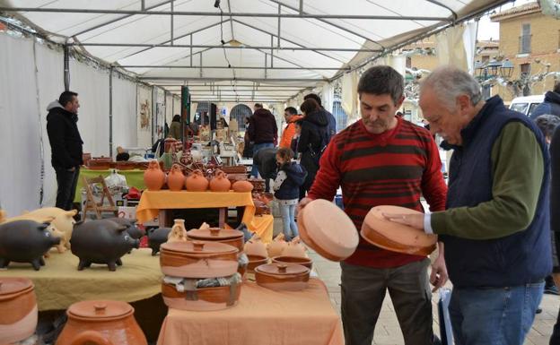 El público, en la feria de cerámica. 