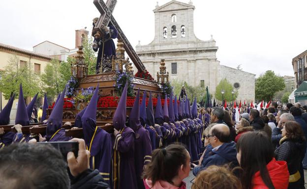 'El Viejo', portado por los nazarenos, a la salida de la procesión en San Pablo. 