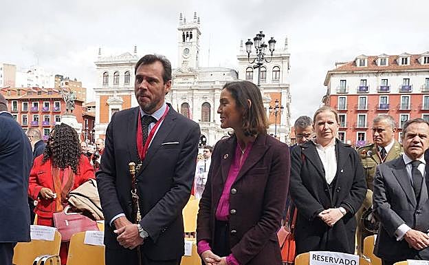 El alcalde, Óscar Puente, con la ministra de Comercio y Turismo, Reyes Maroto. 