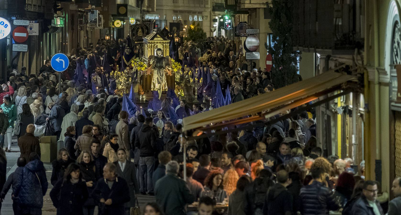 Jesús de la Esperanza y La Sagrada Cena encabezan la comitiva de 33 pasos alumbrados por las veinte hermandades de la capital 