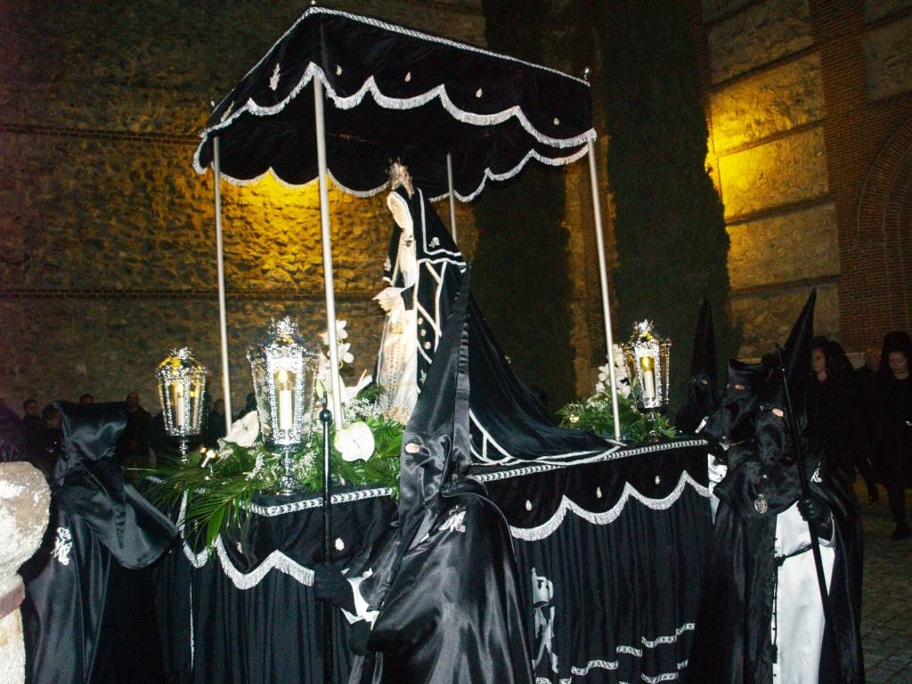 Fotos: Procesión del Santo Entierro el Viernes Santo en Olmedo