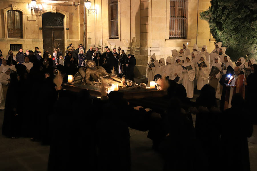 Entre los enseres del cortejo procesional sobresalieron las tavolettas de Jerónimo Prieto que portaron los hermanos con el hábito monacal del Jueves Santo junto con un escapulario de arpillera