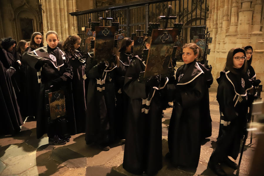 2.500 cofrades participaron en la procesión, que contó en todo momento con el acompañamiento musical de la Agrupación Virgen de la Vega y de la Banda Municipal de Alba de Tormes