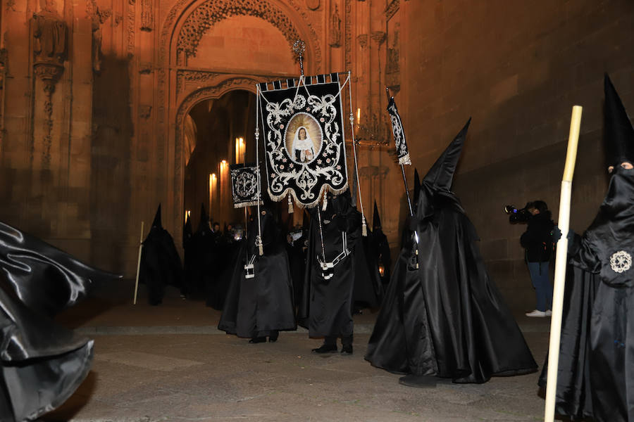 2.500 cofrades participaron en la procesión, que contó en todo momento con el acompañamiento musical de la Agrupación Virgen de la Vega y de la Banda Municipal de Alba de Tormes