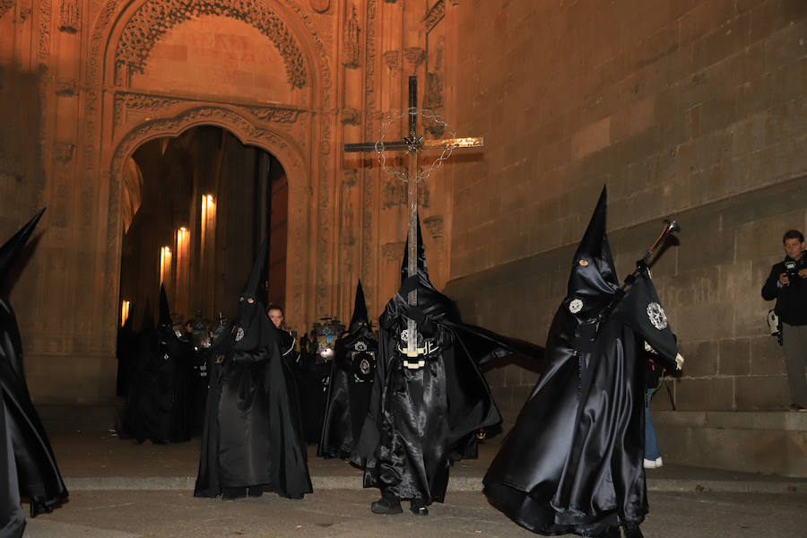 2.500 cofrades participaron en la procesión, que contó en todo momento con el acompañamiento musical de la Agrupación Virgen de la Vega y de la Banda Municipal de Alba de Tormes