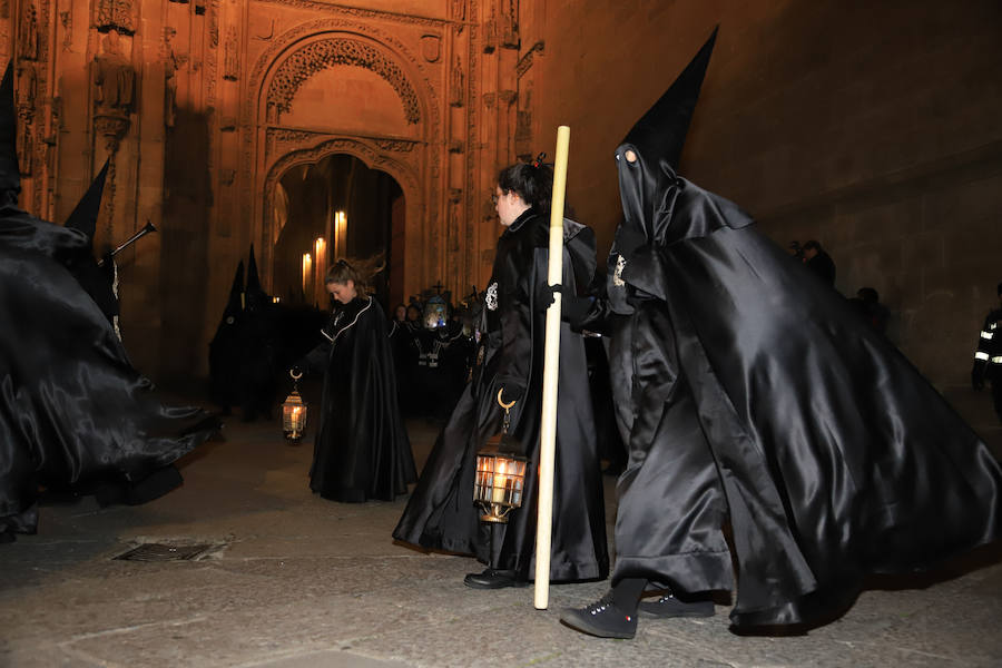 2.500 cofrades participaron en la procesión, que contó en todo momento con el acompañamiento musical de la Agrupación Virgen de la Vega y de la Banda Municipal de Alba de Tormes