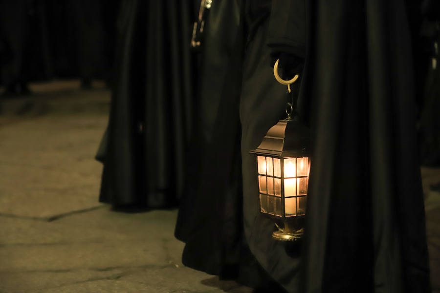 2.500 cofrades participaron en la procesión, que contó en todo momento con el acompañamiento musical de la Agrupación Virgen de la Vega y de la Banda Municipal de Alba de Tormes