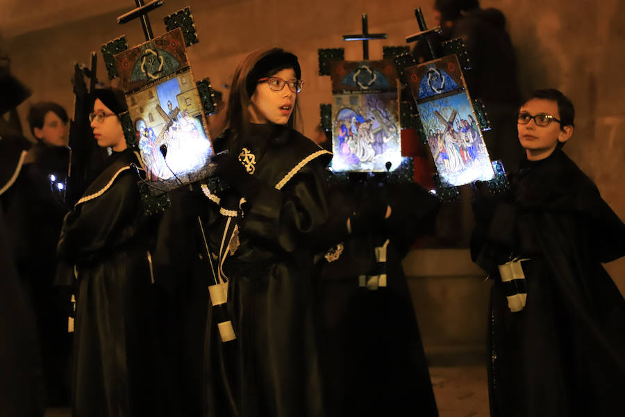 2.500 cofrades participaron en la procesión, que contó en todo momento con el acompañamiento musical de la Agrupación Virgen de la Vega y de la Banda Municipal de Alba de Tormes