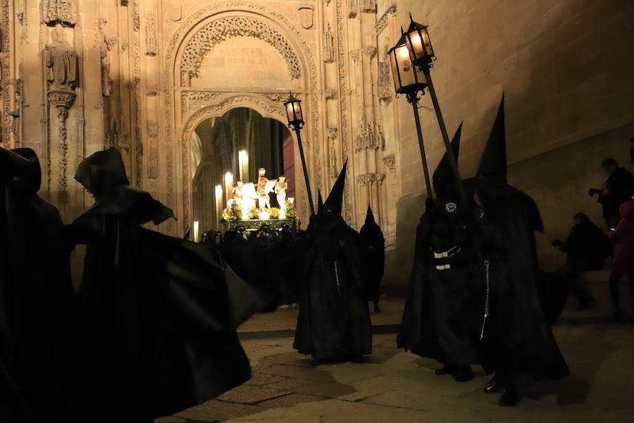 2.500 cofrades participaron en la procesión, que contó en todo momento con el acompañamiento musical de la Agrupación Virgen de la Vega y de la Banda Municipal de Alba de Tormes