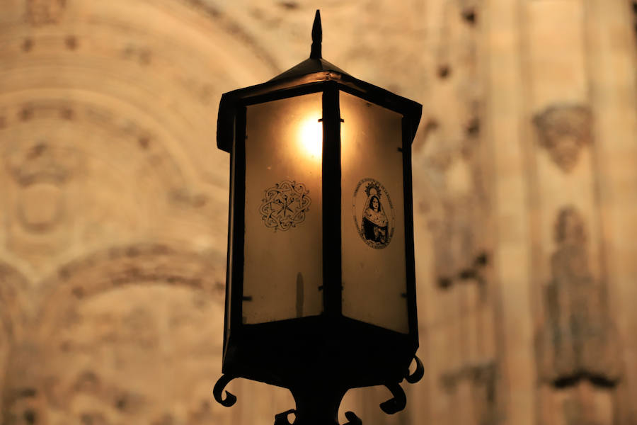 2.500 cofrades participaron en la procesión, que contó en todo momento con el acompañamiento musical de la Agrupación Virgen de la Vega y de la Banda Municipal de Alba de Tormes