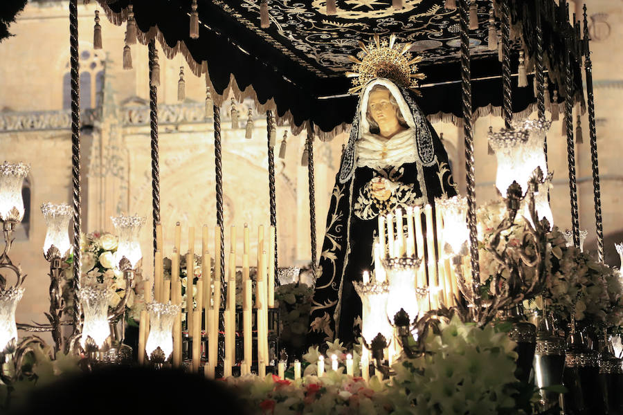 2.500 cofrades participaron en la procesión, que contó en todo momento con el acompañamiento musical de la Agrupación Virgen de la Vega y de la Banda Municipal de Alba de Tormes