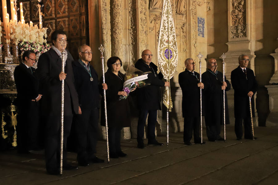 2.500 cofrades participaron en la procesión, que contó en todo momento con el acompañamiento musical de la Agrupación Virgen de la Vega y de la Banda Municipal de Alba de Tormes