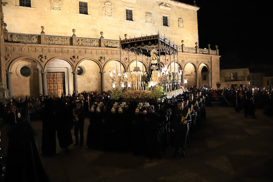 2.500 cofrades participaron en la procesión, que contó en todo momento con el acompañamiento musical de la Agrupación Virgen de la Vega y de la Banda Municipal de Alba de Tormes