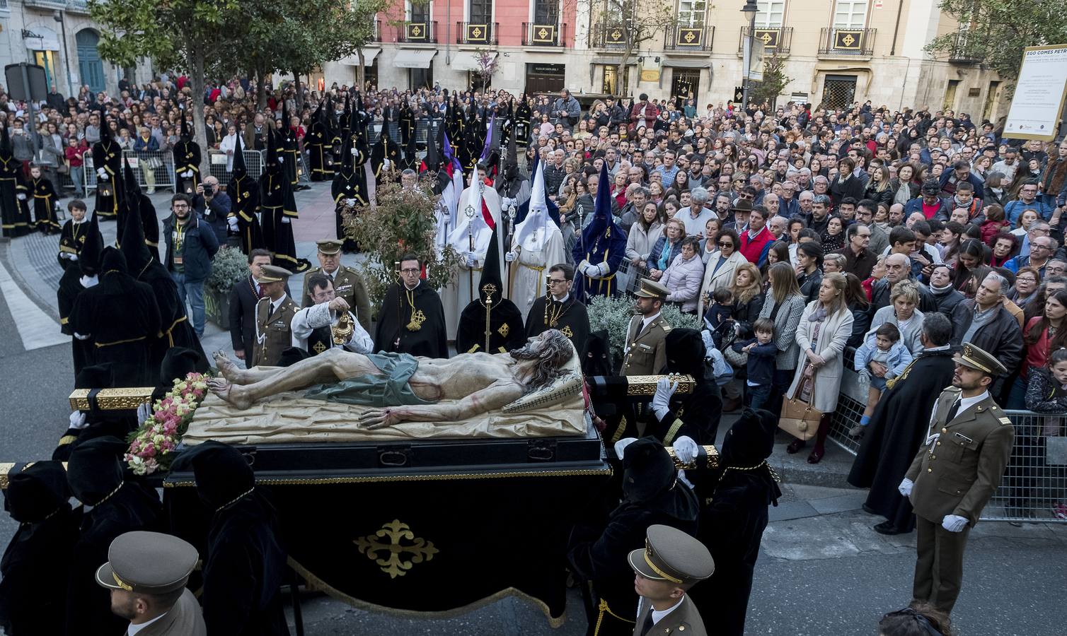 Los fieles llenan la plaza para arropar al centener de cofrades que portaron a hombros la imagen de Gregorio Fernández 