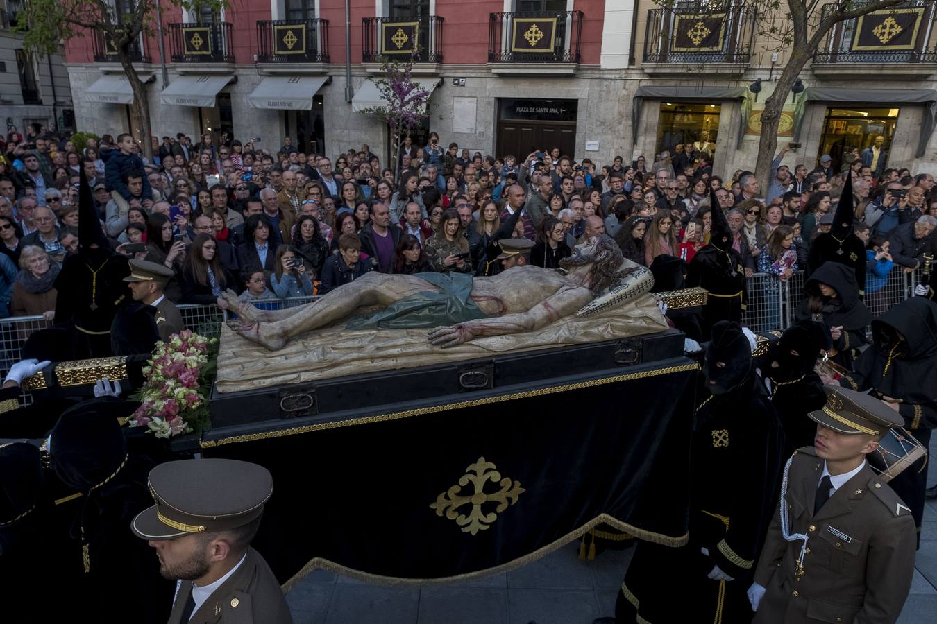 Los fieles llenan la plaza para arropar al centener de cofrades que portaron a hombros la imagen de Gregorio Fernández 