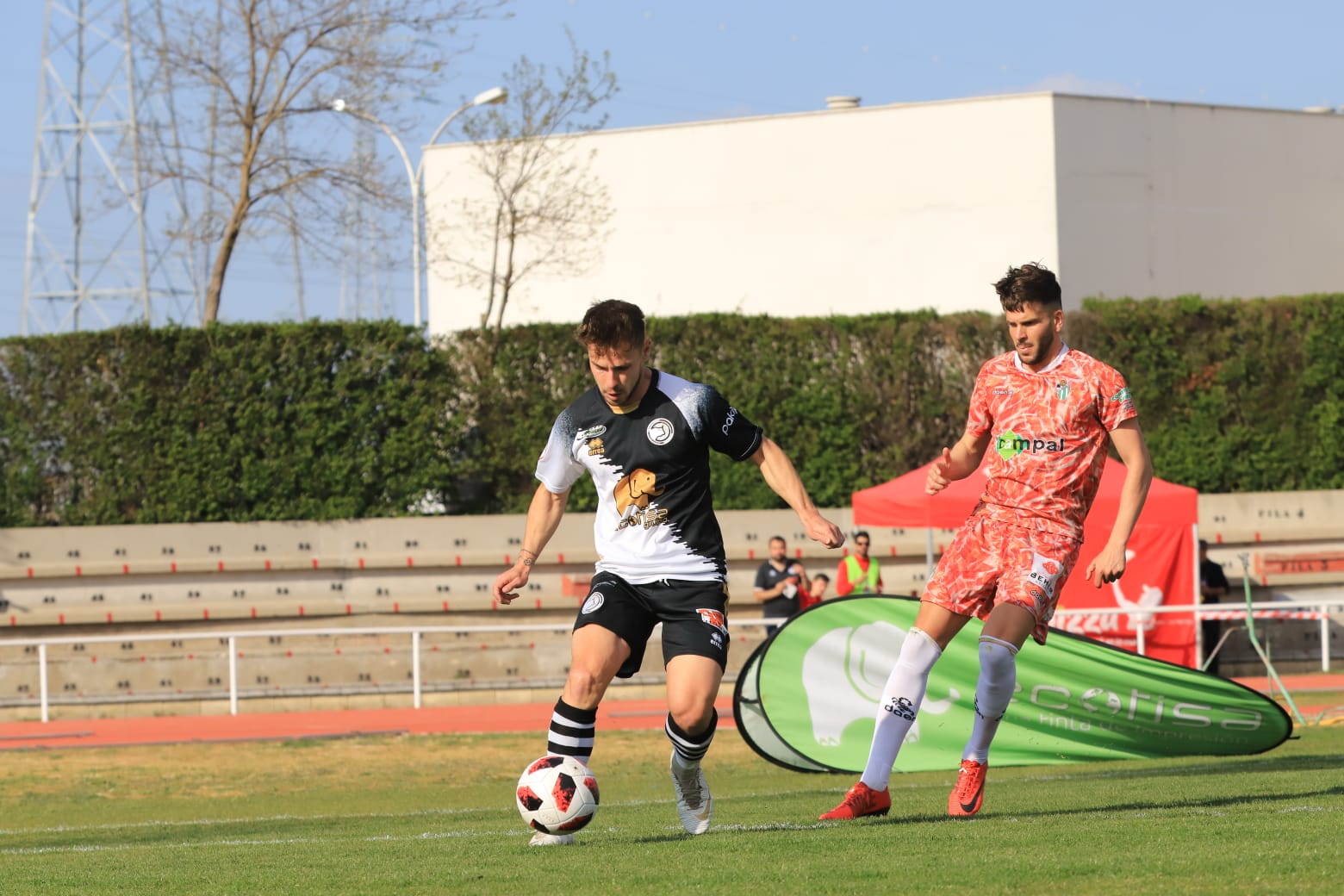 El equipo de la capital vence con un tanto de penalti de Carlos de la Navega y aleja a los chacineros del sueño de pelear por el play-off (1-0)